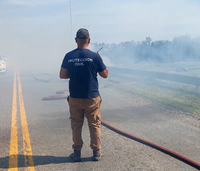 Un incendio forestal provoca caos vehicular en Funes sobre Galindo, en la zona del barrio Kentuky